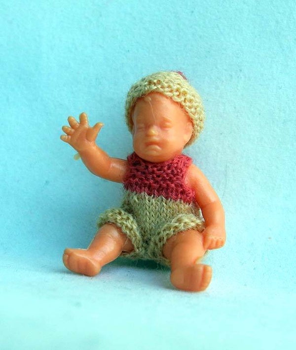 Zwaaiend plasic popje, geel pakje - Waving plastic doll, yellow suit