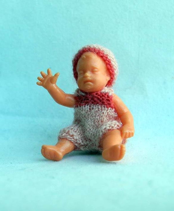 Waving plastic doll, pale pink suit - Zwaaien plastic popje, licht roze pakje