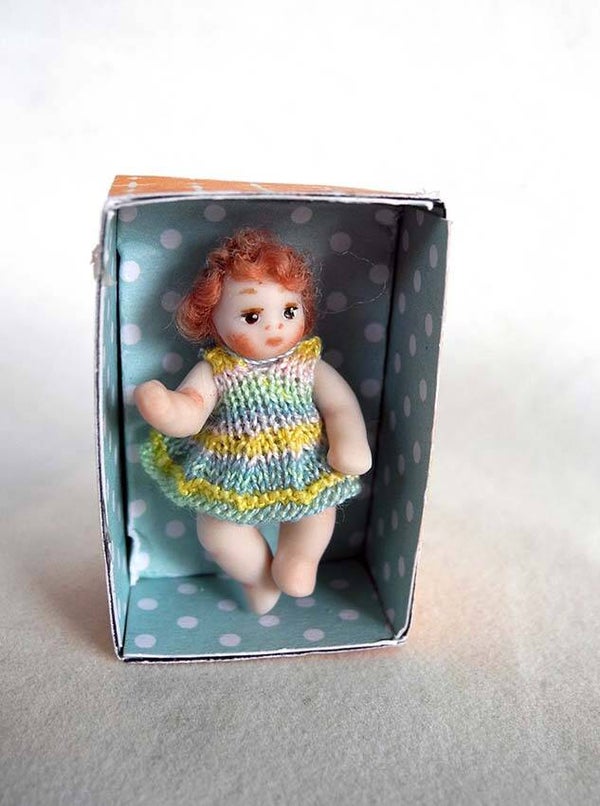 Porseleinen speelpopje 3,5 cm - Porcelain toy doll 3.5 cm