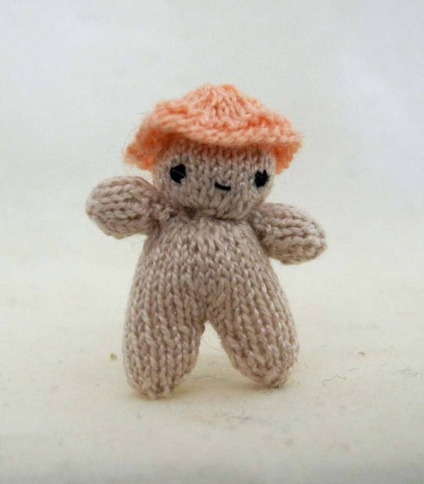 Gebreid popje, roze hoed - Knitted doll, pink hat