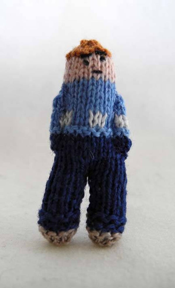 Gebreid popjek blauwe trui met vierkanten - Knitted doll, blue jumper with squares