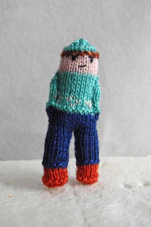 Gebreid popje, donkerblauwe broek - Knitted doll, dark blue trousers