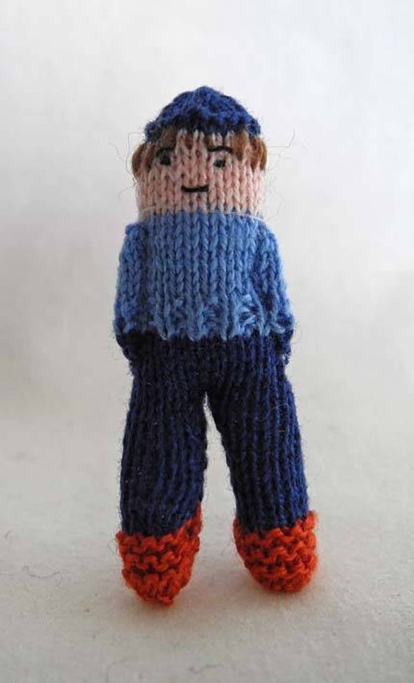 Gebreid popje, effen blauwe trui - Knitted doll, plain blue jumper