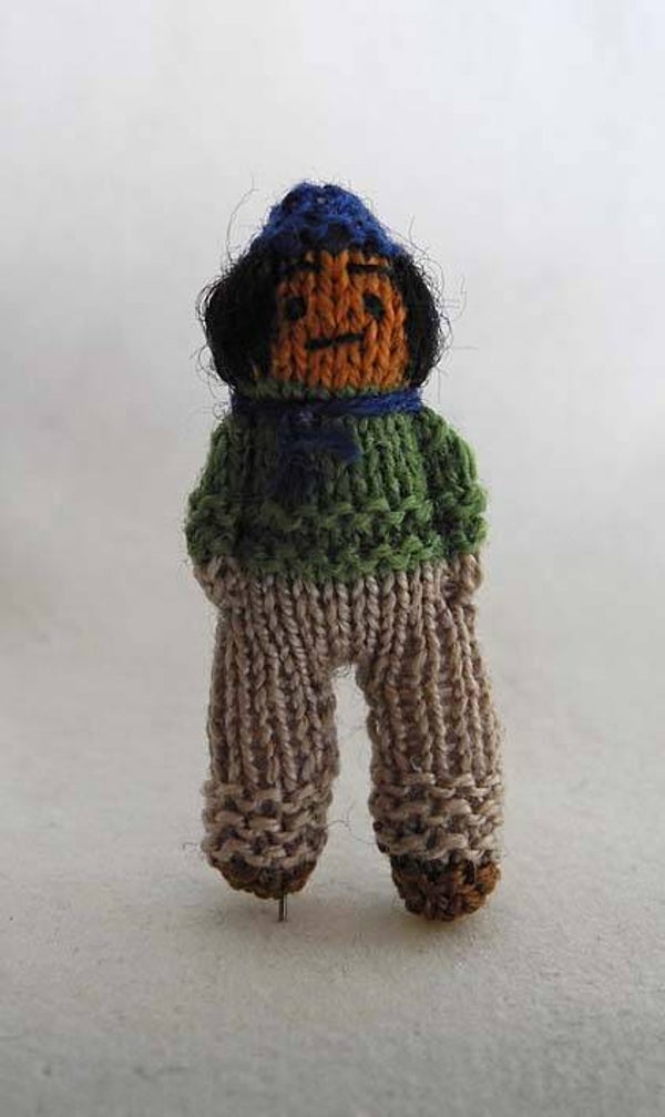 Gebreid popje, effen groene trui- Knitted doll, plain green jumper