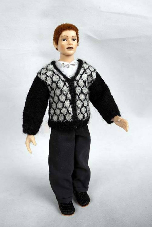 Pop met zwart-wit vest - Doll with black-and-white cardigan