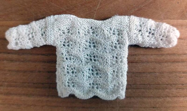 Witte trui in pauwensteek - White jumper in peacock stitch