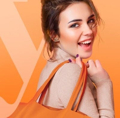 Campaña Avon mostrando a mujer sonriente con maquillaje colorido y uñas rosas, promoviendo emprendimiento femenino