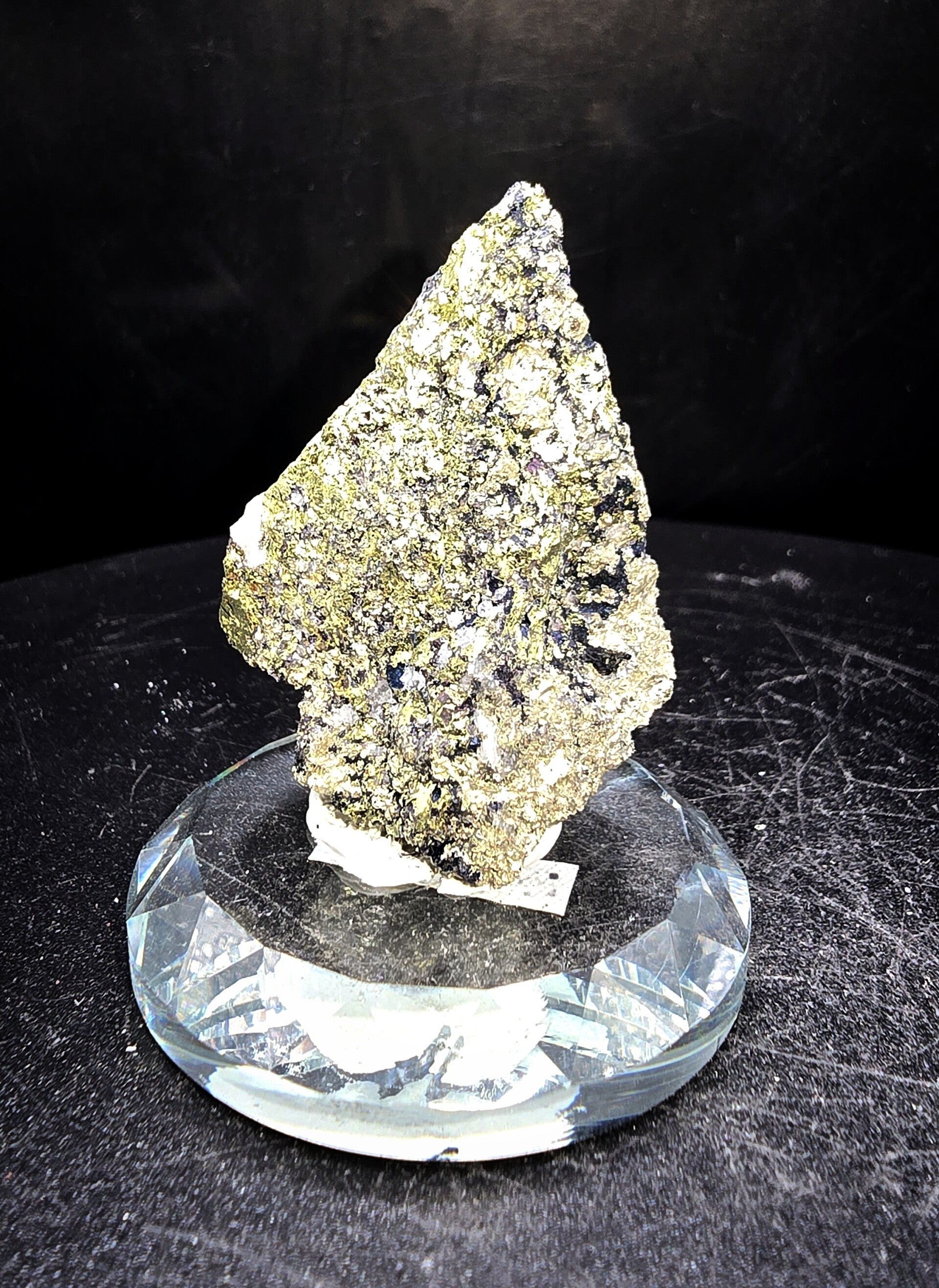 Covellite op Chalcopyriet, fluoriet en Kwarts. #R-0145