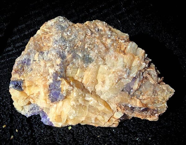 Rood fluoriscerende Bariet met fluoriet, kwarts, chalcopyriet en Covellite. #R-0019