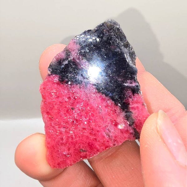 Rhodoniet (éénzijdig gepolijst)