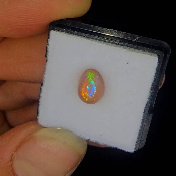 Ethiopische Opaal - 0.93 ct Full Color Cabochon