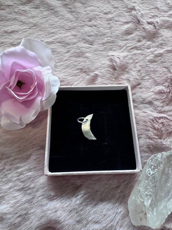 Handmade zilveren maanhanger - ruwe serie