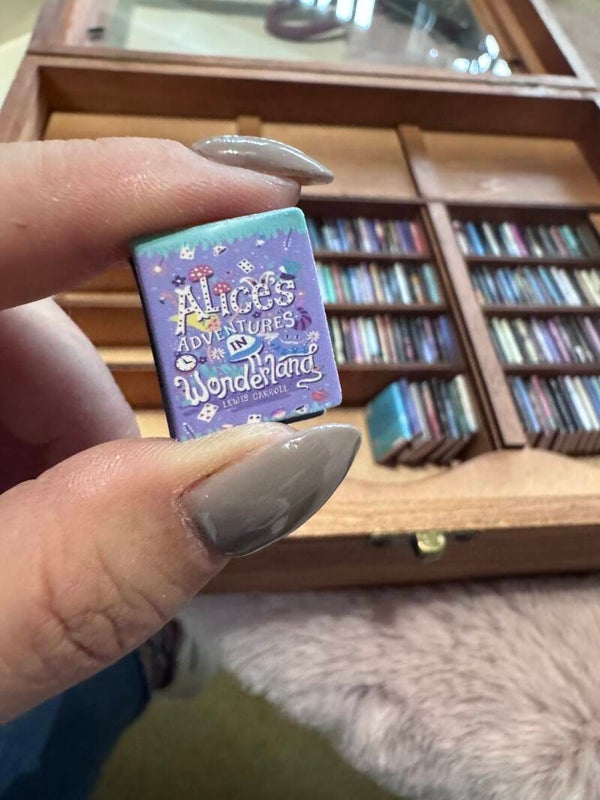 Boekenkastje met miniatuurtjes van bestsellers