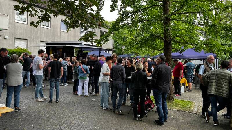 Gemeindefest 2024: Buntes Treiben an den Ständen.