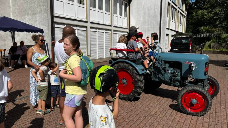 Der Tracktor dreht unermüdlich Runden mit den Kindern