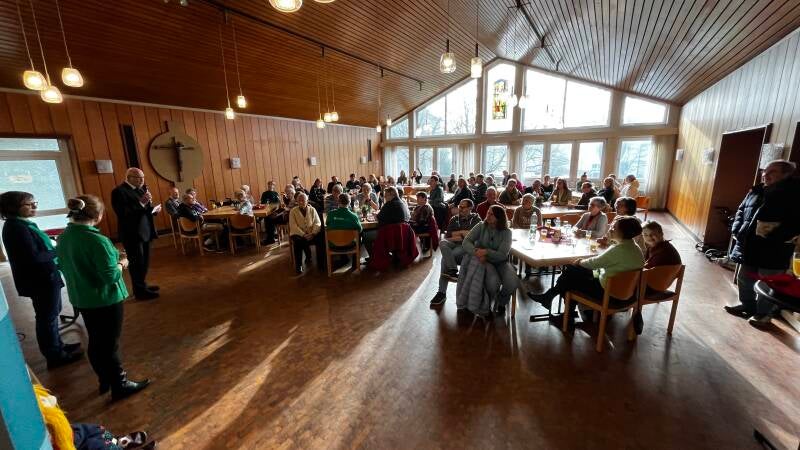 Blick in den Gemeindesaal bei der Begrüßung durch die Vorsitzenden und Pastor Jänsch