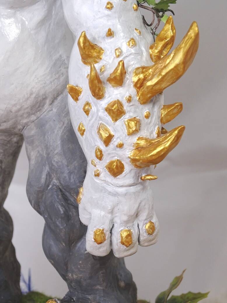 Dhondo skulptur, Josi Saefkow, Im Land der Vergessenen, weißer Golem Figur Diorama