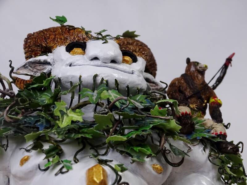 Dhondo skulptur, Josi Saefkow, Im Land der Vergessenen, weißer Golem Figur Diorama