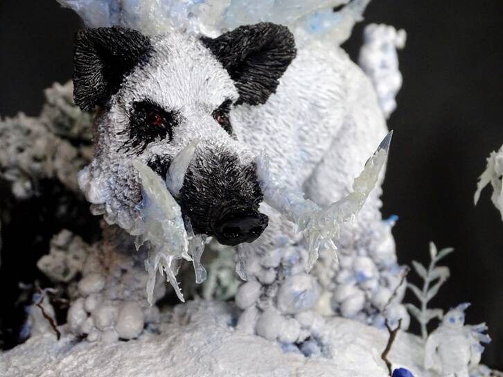 Grabrazah und Cliona. Skulptur, Diorama von Josi Saefkow. Wildschwein. Antagonist aus dem Buch Fantasyroman "Im Land der Vergessenen".