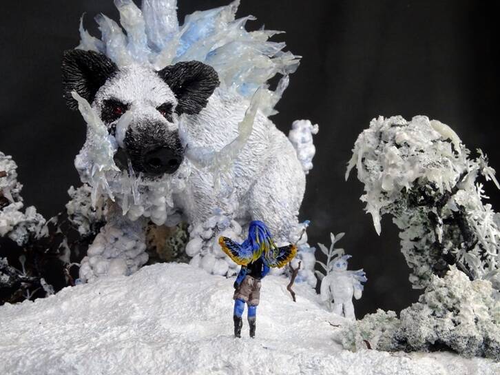 Grabrazah und Cliona. Skulptur, Diorama von Josi Saefkow. Wildschwein. Antagonist aus dem Buch Fantasyroman "Im Land der Vergessenen".