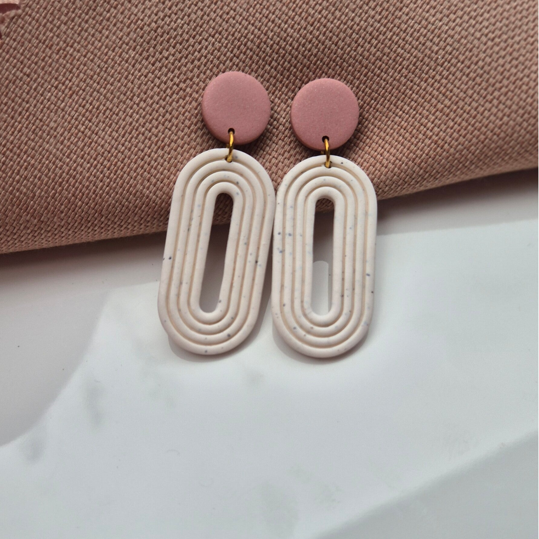 Oorbel Jacky | Donut gestreept | Roze wit