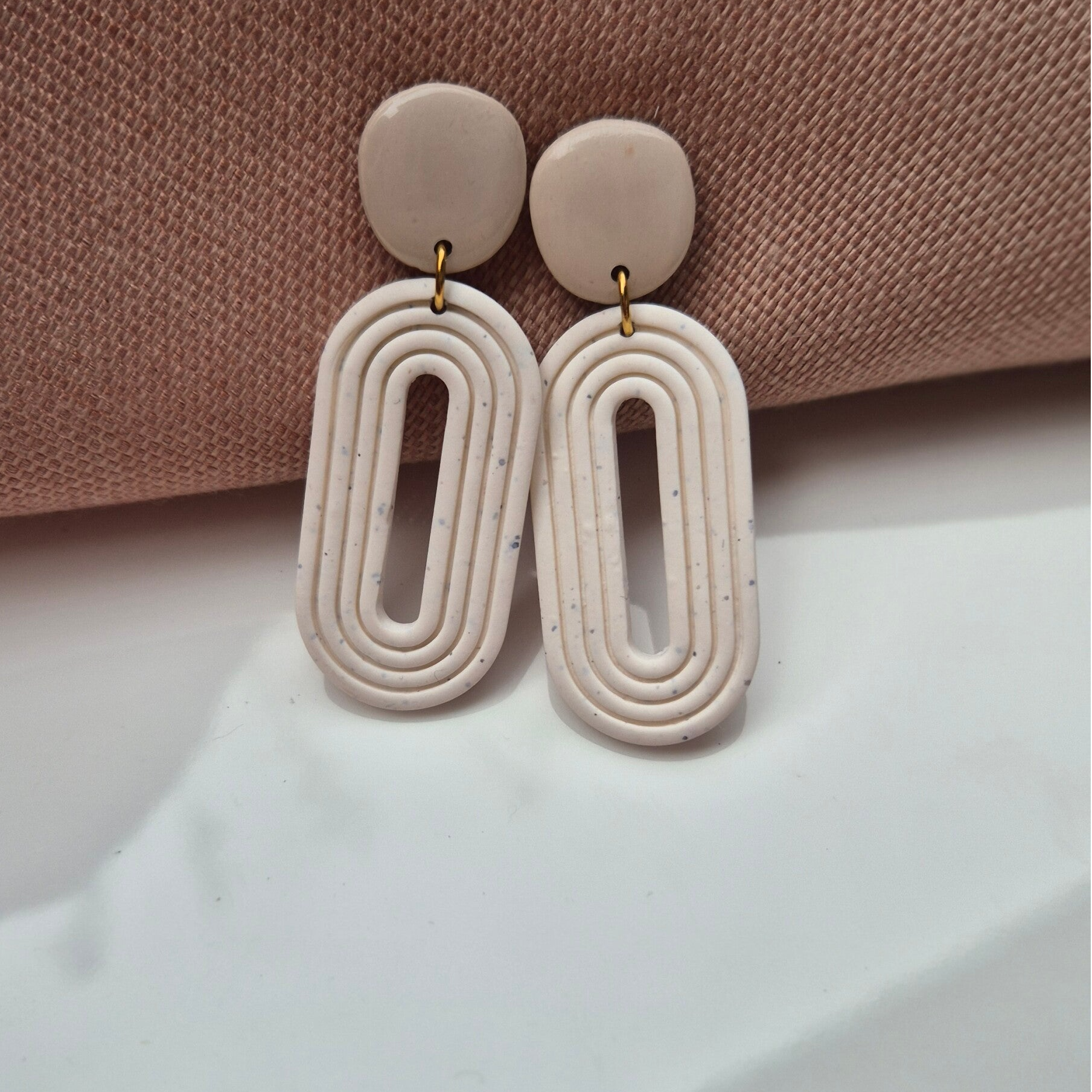 Oorbel Jacky | Donut gestreept | Creme wit