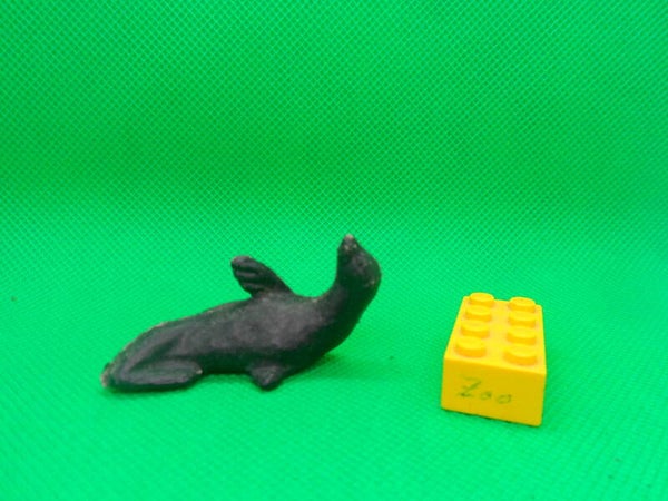 Heinerle / Manurba / Domplast   Seelöwe  liegend  sea lion