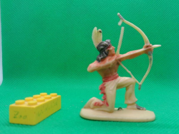 Jean Höfler  Indianer American Native mit Pfeil und Bogen kniend beige
