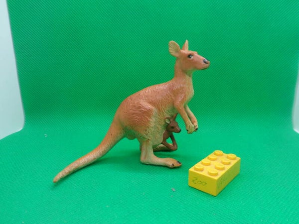 Safari Ltd 292029 Rotes Riesenkänguru mit Jungtier  Känguru  red kangaroo joey  Macropus rufus  Kangourou roux