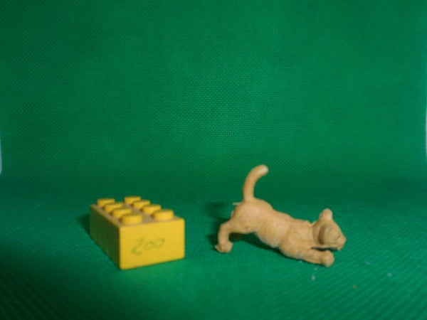 Elastolin Löwe Löwenjunges spielend 1 lion cub playing Panthera leo Лев león juveline 狮