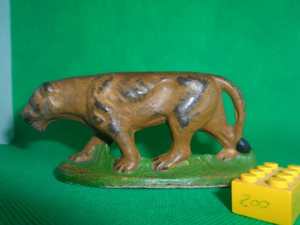 Lisanto   Löwin laufend lioness walking lionne assise leona sentada сидящая львица