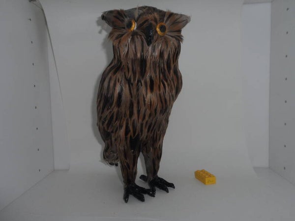 Eule aus Plastik mit Federn