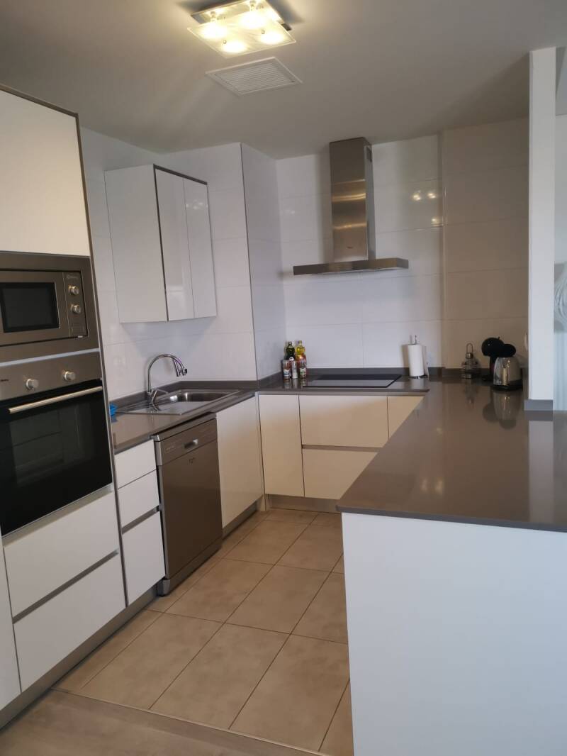 Volledige keuken met Dolce Gusto Waterkoker  broodrooster, staafmixer enz.