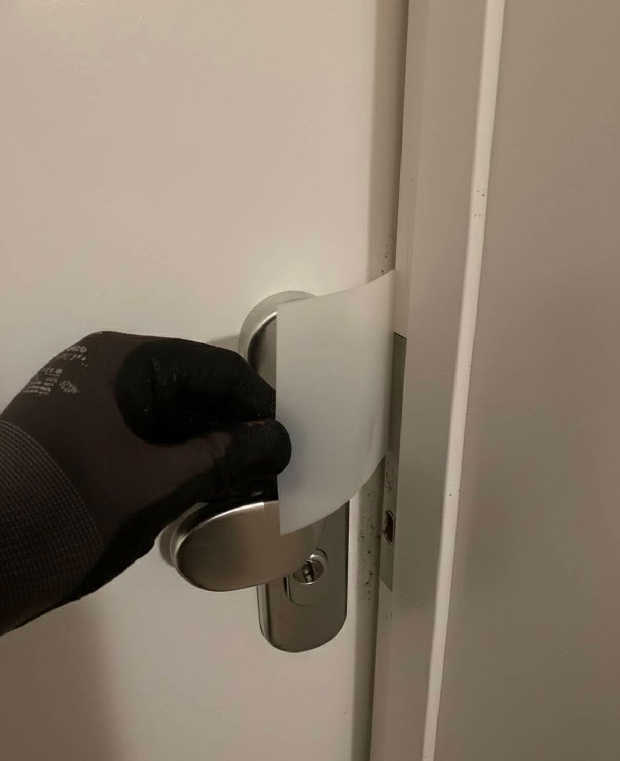 Zugefallene Tür öffnen – schonende Türöffnung mit Spezialwerkzeug durch lokalen Schlüsseldienst Würzburg