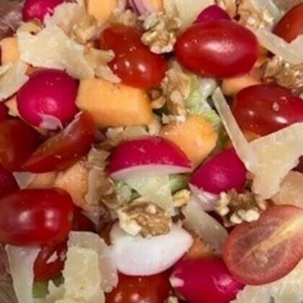 Salade italiaanse sla met meloensalsa