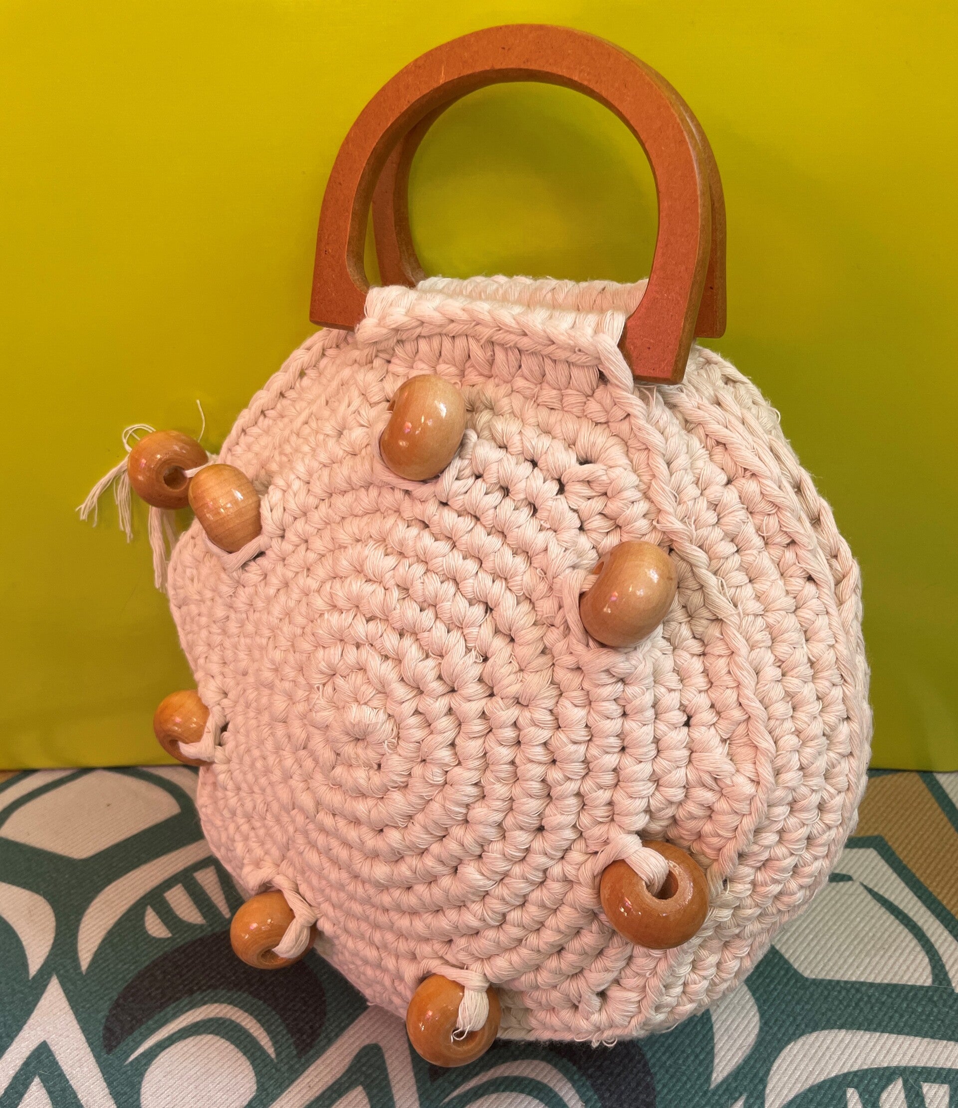 Sac à main rond avec poignée et perles en bois