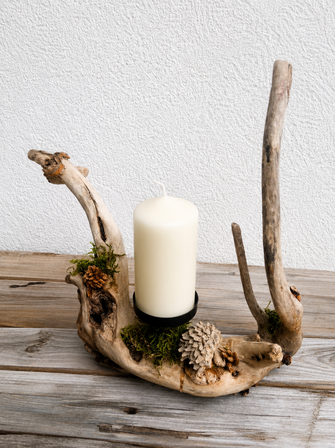 Schwemmholz mit einer Kerze