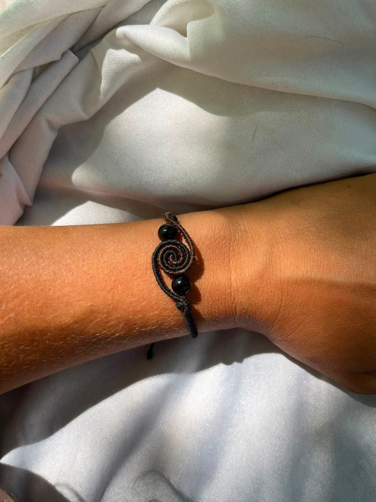 Spiralarmband mit Obsidian und lava perlen