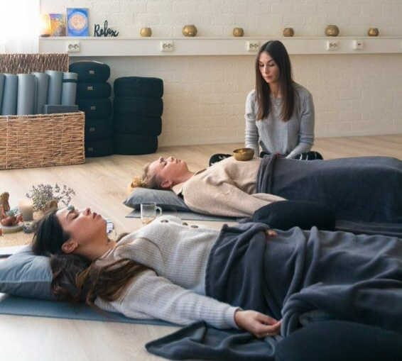 Rustige ruimte ingericht voor een truffelceremonie gericht op persoonlijke groei en innerlijke ontwikkeling. en veilige en warme setting is essentieel voor een truffelceremonie die persoonlijke groei, inzichten en transformatie ondersteunt.