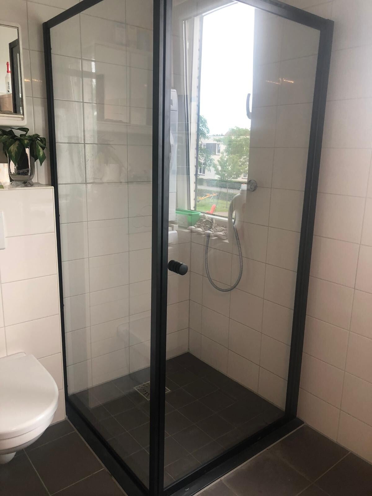 Douchewand zwart in badkamer