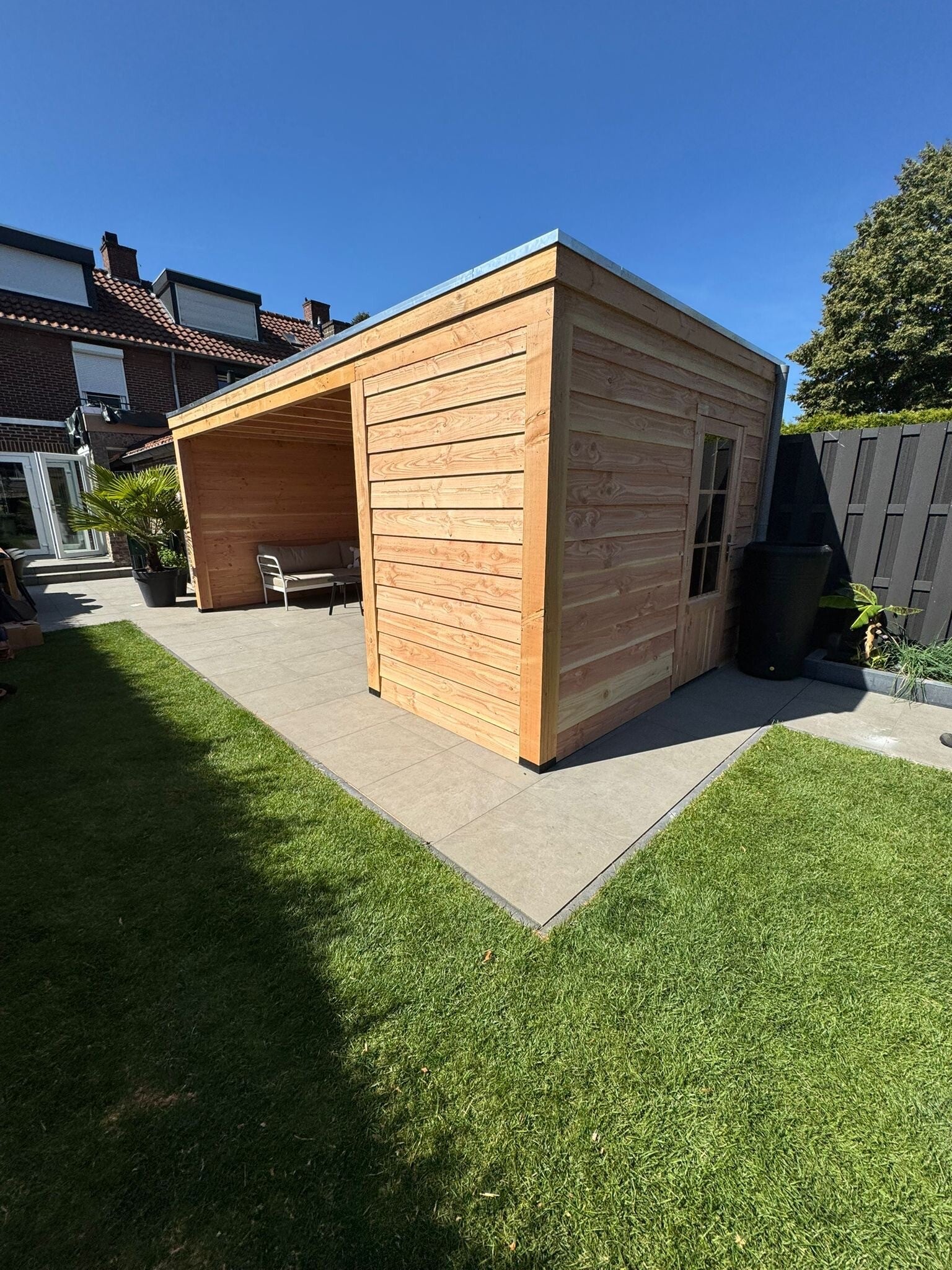 houten overkapping met schuur