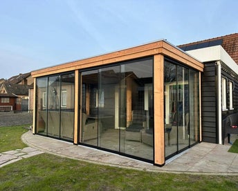 Maatwerk overkapping met glazen schuifwanden