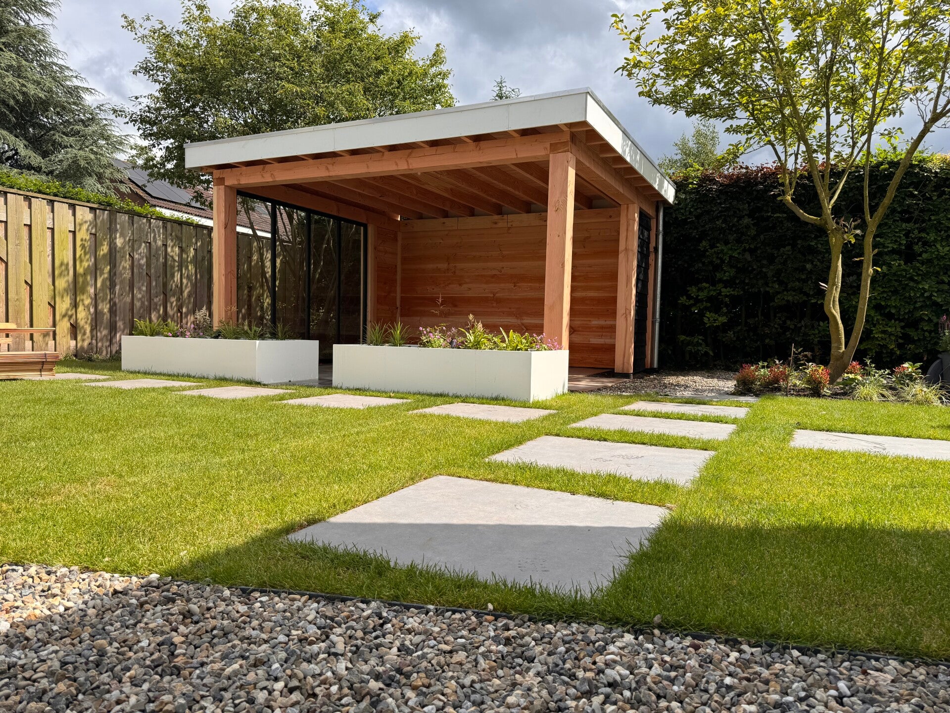 houten overkapping in achtertuin bij woning