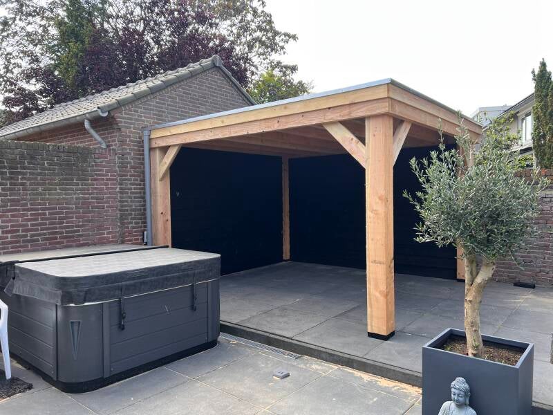 overkapping met zwart hout