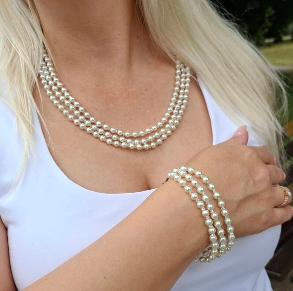 Pearl Embrace Necklace – Delicate Elegance in Champagne