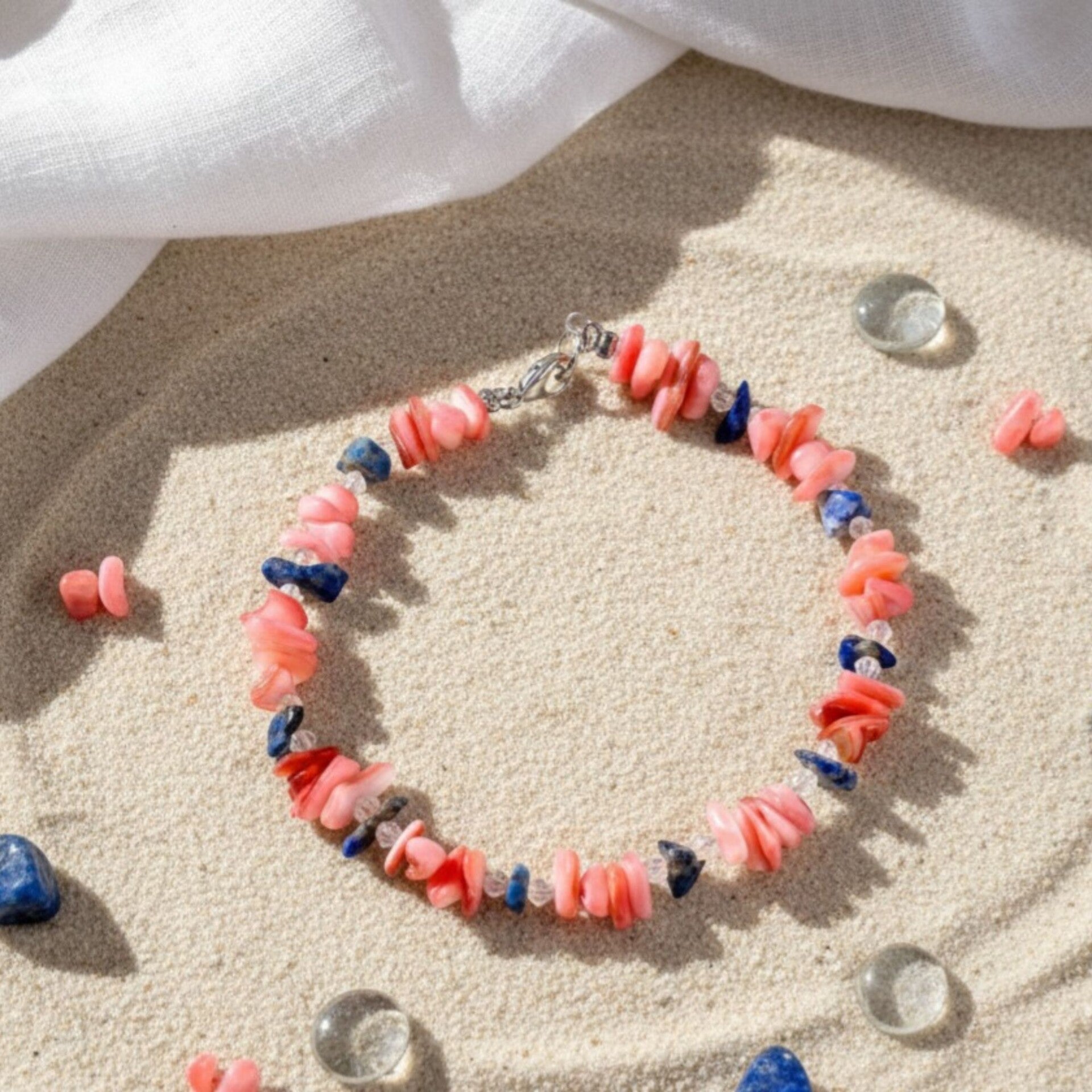 Coral Blossom – Ozean-inspiriertes Damen Armband mit Koralle und Lapislazuli