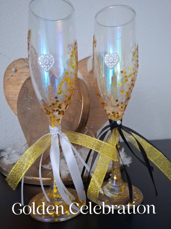 Golden Celebration – Hand-decorated Champagne Glasses with Gold Accents (Set of 2)