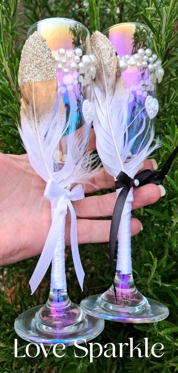 Love Sparkle – Hand-decorated wedding glasses with pearls & heart pendant