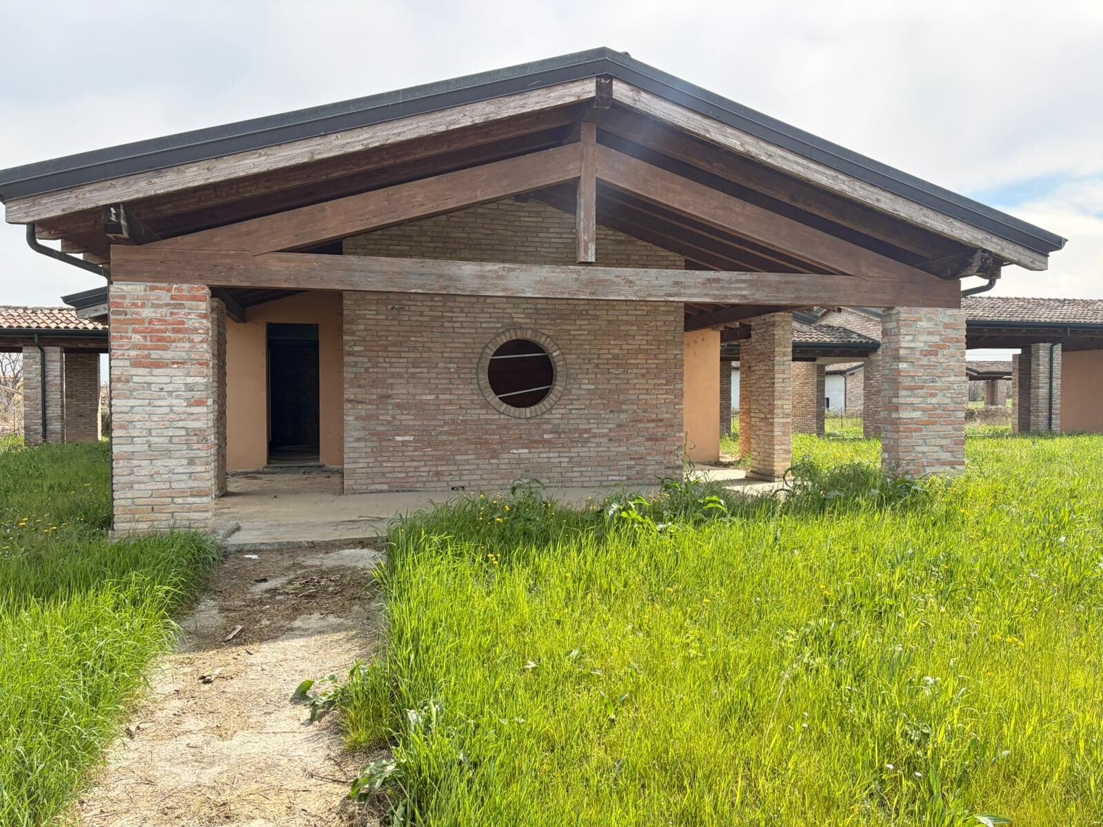 VILLA DI RAPPRESENTANZA DI OLTRE 450 MQ – SPAZI IMPORTANTI, LUCE ELEGANZA E POTENZIALE UNICO