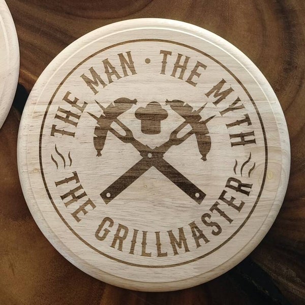 Borrelplank rond 23cm THE MAN THE MYTH THE GRILLMASTER